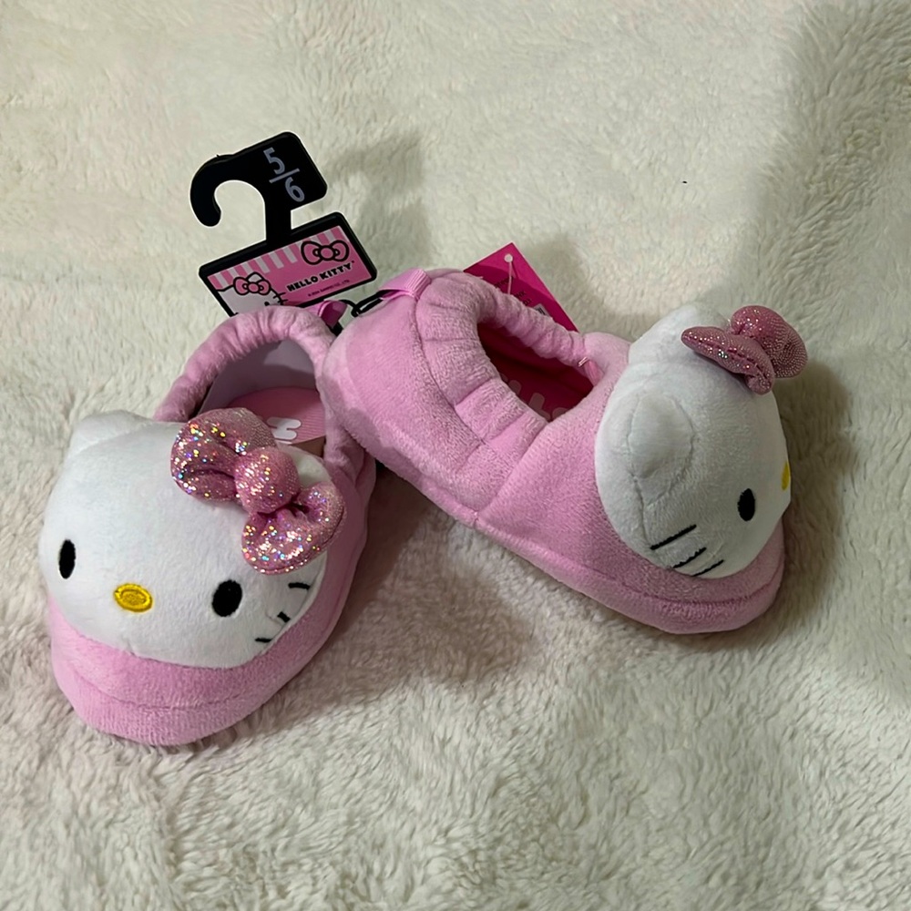 NWT Hello Kitty Girls Pink Slippers size 5/6 baby